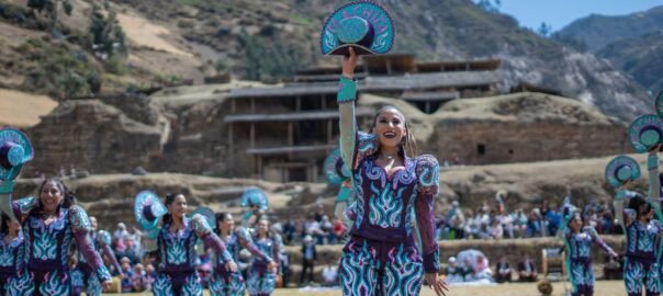 Festival Nacional de Danzas Típicas del Perú en el corazón del monumento arqueológico Chavín de Huántar