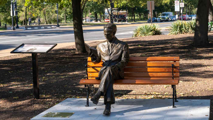 Develan estatua de César Vallejo en el Jardín de los Poetas de la OEA en Washington D.C.